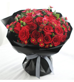 爱情--红玫瑰33枝、红色小雏菊7枝、栀子叶1扎