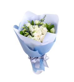 白色恋人--9枝白玫瑰，搭配4枝白色洋桔梗、绿叶、尤加利叶