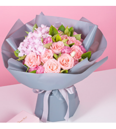 属于你的天空--戴安娜玫瑰9枝，粉色绣球1枝，粉色洋桔梗5枝，栀子叶10枝