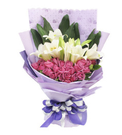 蝶恋花--紫玫瑰22枝，多头铁炮百合4枝