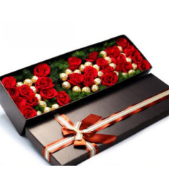 依然爱你--红玫瑰28枝,蓬莱松填充丰满，费列罗巧克力33颗