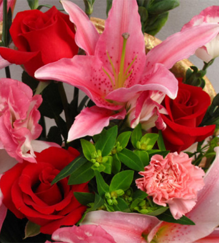 印记--康乃馨6枝，红玫瑰7枝，多头粉香水百合2枝