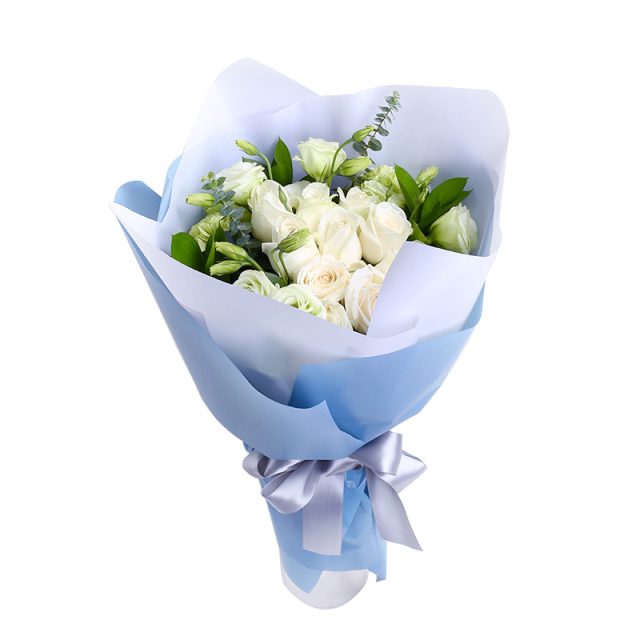 白色恋人--9枝白玫瑰，搭配4枝白色洋桔梗、绿叶、尤加利叶