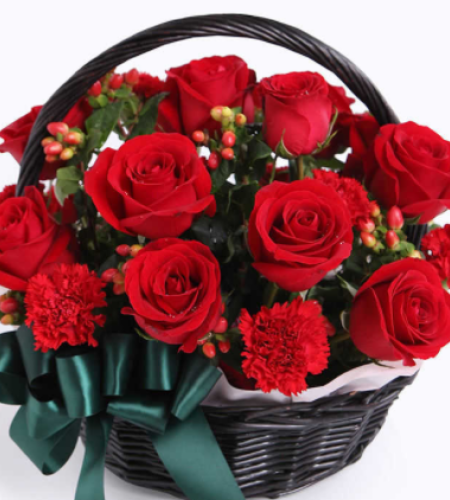 伟大的爱--卡罗拉红玫瑰12枝，红色康乃馨12枝，红豆10枝（如当地红豆缺货，用相思梅等其他寓意相近配材替代。）