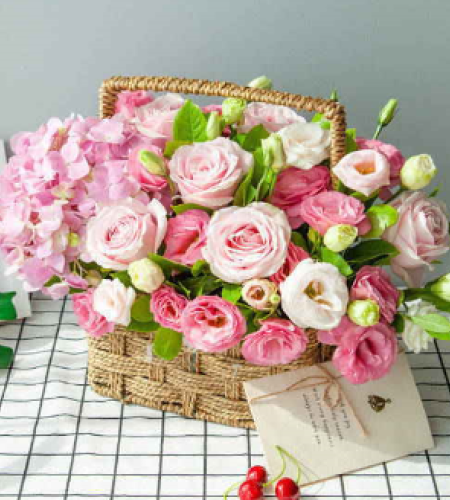 美好时光--粉绣球1枝，粉雪山玫瑰6枝，粉桔梗3枝，栀子叶5枝