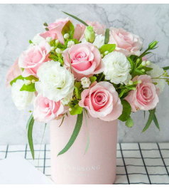  爱的抱抱-- 粉佳人玫瑰11枝，白桔梗0.3扎，茉莉花或白色相思梅0.3扎，柳叶桉适量