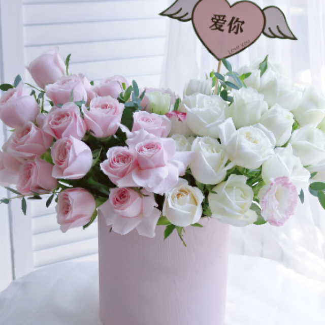 抱抱桶--35枝白粉玫瑰、尤加利、粉边洋桔梗