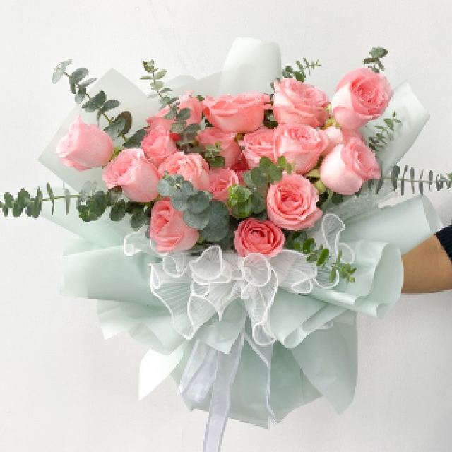纯纯的爱-- 19支精品粉玫瑰，搭配适量尤加利叶装饰