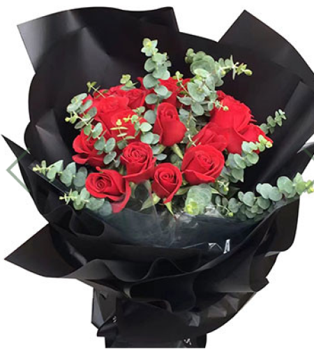 火红的爱--19枝红玫瑰，搭配尤加利叶。