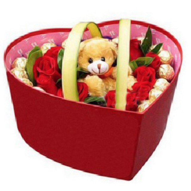 圣诞花盒G--18枝红玫瑰＋12个费列罗＋1个公仔
