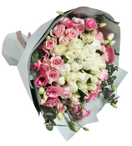 爱的眼神--白玫瑰22枝，粉佳人粉玫瑰14枝，粉色桔梗5枝